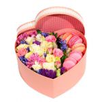 Цветы в коробке с декоративными цветами