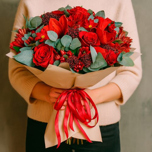 Цветочный букет «Рубиновая тайна»
